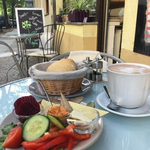herzhaftes Frühstück at Velicious in Berlin
