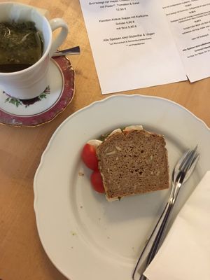 Grüner Tee und Brot mit veganem Camembert und Pesto  at Velicious in Berlin