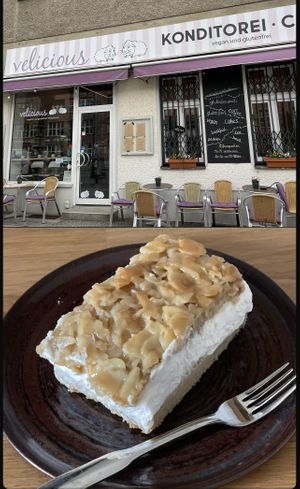 Aussenansicht/gefüllter Bienenstich mit Vanillecreme  at Velicious in Berlin