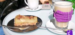 "Geschmacksorgasmus" Avocado Schoko Cashew  at Velicious in Berlin