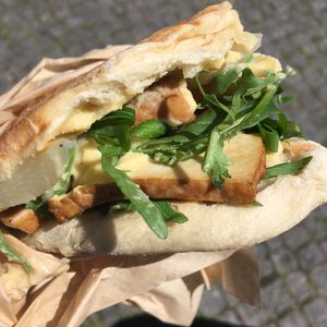 Spargel Special mit Räuchertofu at strEats Vegan Food Truck in Berlin