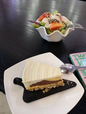Cheesecake and side salad at Pure Sue in Guangzhou