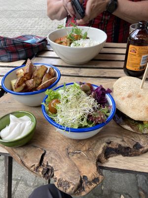 Heerlijke burger en curry at Bindicafe in Amersfoort
