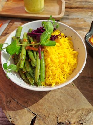 Boontjes,rode kool en gele rijst hoort bij de bobotie at Bindicafe in Amersfoort