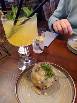 Vooraf super lekkere mocktail mojito en pasteitje bospaddenstoelen at Bindicafe in Amersfoort