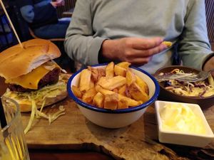Indonesische burger met lekker veel frites at Bindicafe in Amersfoort