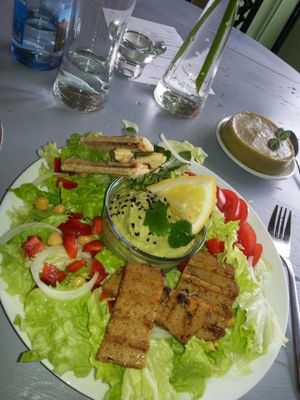 Salada com Hummus e Seitan. Sobremesa Creme de Ananas e menta at Olokun in Torres Vedras