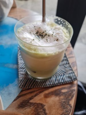 Veganer matha latte mit sojamilch at Phalam Cafe in Kyoto