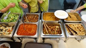 selection from 8 pre cooked dishes at Five Insights Hall 五观食堂 in Central Singapore