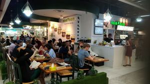 Full house!  at nomVnom Bistro - Clarke Quay in Central Singapore