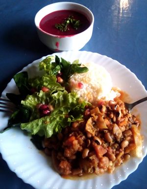Chili with black-eyed beans, salad and beetroot soup at RDA 69 in Lisbon