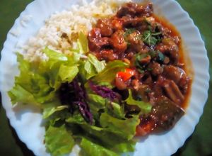 Seitan, mushrooms, 🥕, zucchini, coriander, rice, beetroot and lettuce at RDA 69 in Lisbon