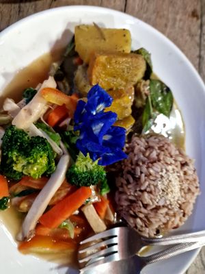Stir fry with rice at La Carotte Qui Rit in Koh Tao