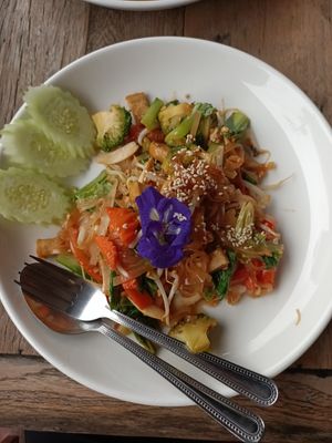 Pad thai at La Carotte Qui Rit in Koh Tao