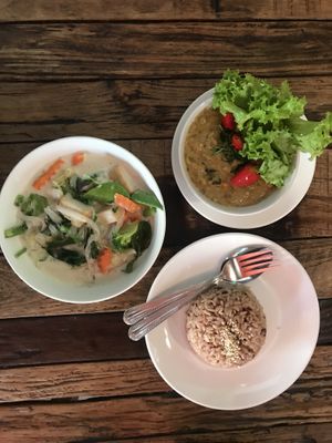 Noodle soup and red curry with brown rice at La Carotte Qui Rit in Koh Tao