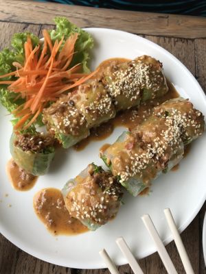 Fresh spring rolls at La Carotte Qui Rit in Koh Tao