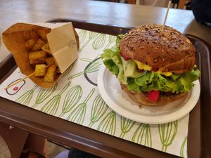 USA burger + potatoes (combo menu) - 13eur at Veg & Veg in Florence
