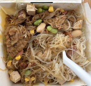 Take away spaghetti di soya con tofu, vegan pollo, edamame, fagioli e mais   at Veg & Veg in Florence