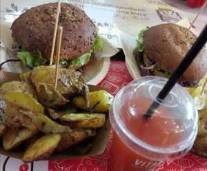Popeye burger,potatoes and fresh juice at Veg & Veg in Florence