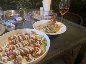 Vegan Caesar with quinoa falafel & vegan Alfredo with mushrooms😄 at Soya Nutribar in San Salvador