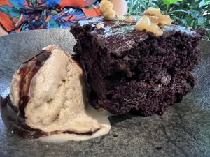 Torta de chocolate com sorvete de gengibre  at Vegan Vegan in Rio De Janeiro