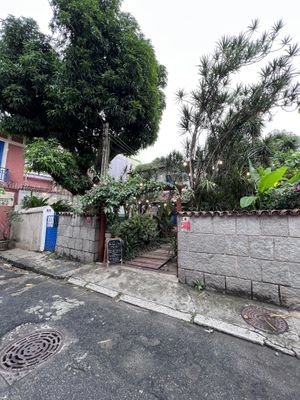 Para achar a casa, à direita no fim do beco  at Vegan Vegan in Rio De Janeiro