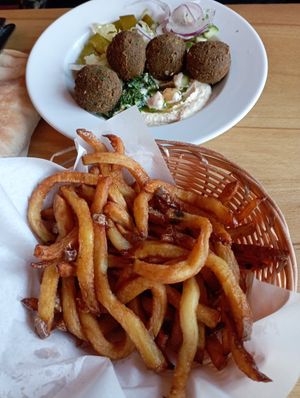 Patatas fritas con bowl de falafel y pan pita at Djimalaya in Berlin