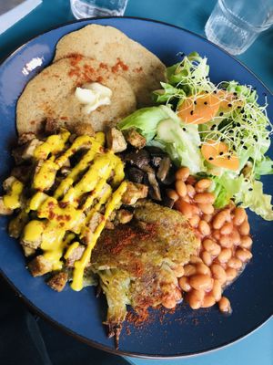 Vegan Sunday Brunch: Hash brown, scramble tofu and hollandaise sauce, baked beans, vegan pancakes, mushroom and salad 🤤 at Pancake Fever in Caen