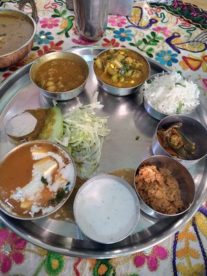 Es la segunda opción del menú completo con sopa, guisados, ensalada, naan. Las porciones son un poco pequeñas si se quiere compartir. at India Town in Mexico City