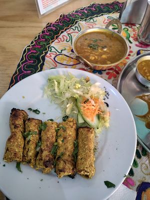 Es un kebab de soya y atras está el Chana Masala. Estos son platillos individuales de la carta. at India Town in Mexico City