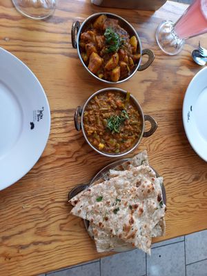 Garlic Naan (vegan without butter), Mixed veggie curry & Cauliflower curry at India Town in Mexico City
