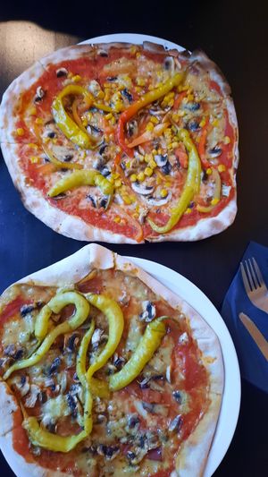 Pizza Regenbogen and customised Pizza Salami with cheese crust at Vistro in Hamburg