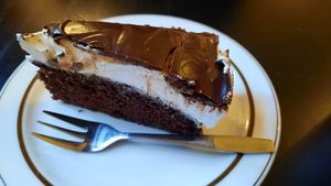 Chocolate caramel cake at Vistro in Hamburg