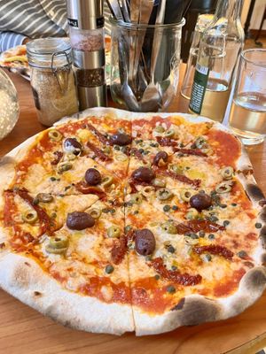 Pizza „Feinkost“ mit Getrocknete Tomaten, Oliven, Kapern & vanozza  at Vistro in Hamburg