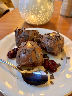 Mousse au Chocolat mit Waldbeersoße  at Vistro in Hamburg