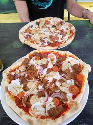 oben: Pizza der Woche (Artischocken, Bacon, Oliven, Cherrytomaten und Mozzarella); unten: Istanbul (Seitan Döner, Zwiebeln, Cherrytomaten, Nussfrischkäse und Mozzarella) mit Ched at Vistro in Hamburg