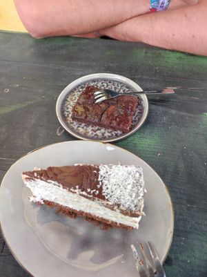 oben: warmer Brownie; unten: Bounty Torte at Vistro in Hamburg