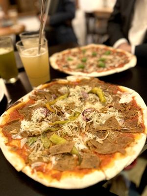 Pizza Adria und im Hintergrund eine Margarita mit extra Champignons und Hauslimonaden  at Vistro in Hamburg