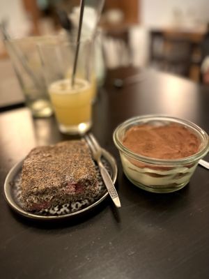 Tiramisu und eine Kirsch-Mohn Kuchen   at Vistro in Hamburg