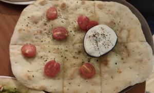 pizza bread with Tzatziki 🍞 at Vistro in Hamburg