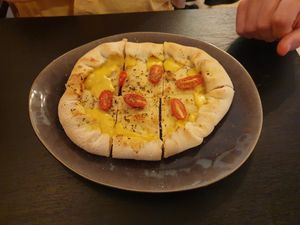 Pizza bread with cheese stuffed crust at Vistro in Hamburg