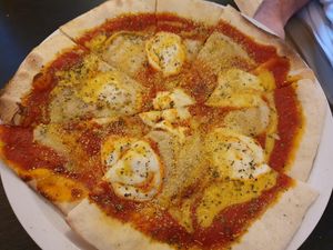 Pizza Dreikäsehoch (three cheeses) at Vistro in Hamburg