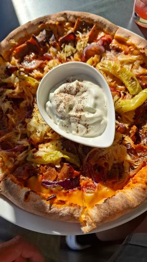 Griechische Pizza mit Tzaziki at Vistro in Hamburg