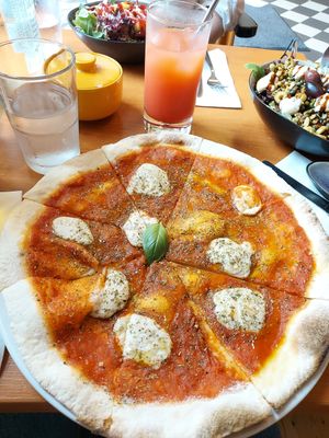 Margherita pizza at Vistro in Hamburg