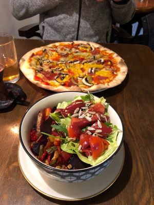 Vegan winter bowl (spelt, roasted veg, salad and blackberry dressing) and Regenbogen pizza  at Vistro in Hamburg