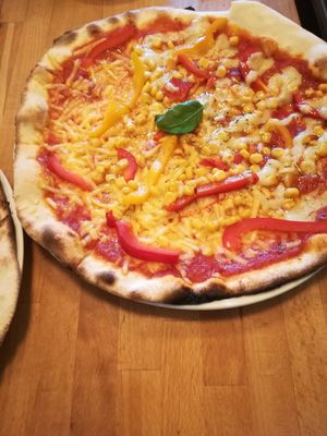 Schranke pizza with extra corn and paprika at Vistro in Hamburg
