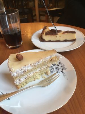 Marzipan Nuss Torte und Russischer Zupfkuchen at Vistro in Hamburg
