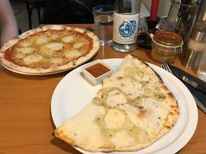 Calzone und Dreikäsehoch at Vistro in Hamburg