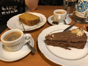Karotten- und Schokokuchen at Vistro in Hamburg