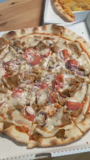 Istambul pizza at Vistro in Hamburg